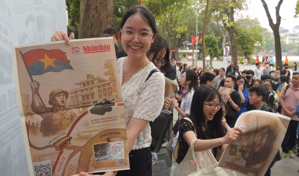 Niềm vui của những độc giả đầu tiên nhận được phụ san sáng 26/4.
