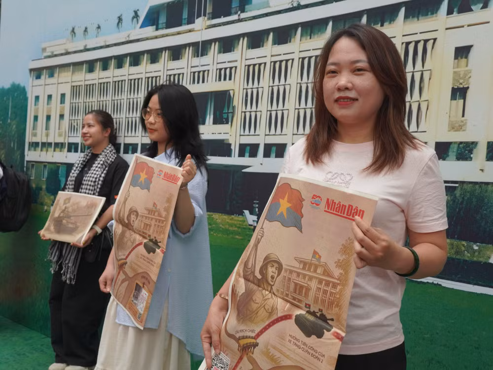 Các bạn trẻ chụp ảnh lưu niệm với phụ bản trên tay. Các bạn trẻ chụp ảnh lưu niệm với phụ bản trên tay.