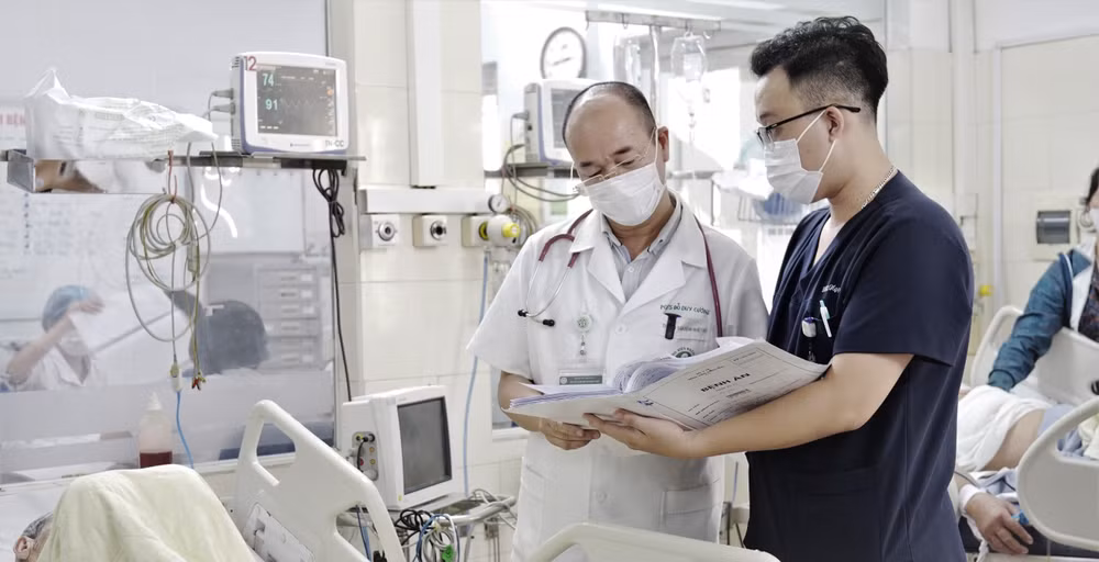 Bác sĩ Cường lưu ý: Thông thường, trong ngày 1-3 của bệnh sẽ có biểu hiện sốt, nhưng giai đoạn nguy hiểm lại rơi vào ngày 4-7 nên người bệnh phải lưu ý có dấu hiệu cảnh báo sốt cao, đau bụng vùng gan, nôn, chảy máu chân răng, rong kinh, rong huyết, tụt huyết áp, chân tay lạnh, không ăn uống được.
