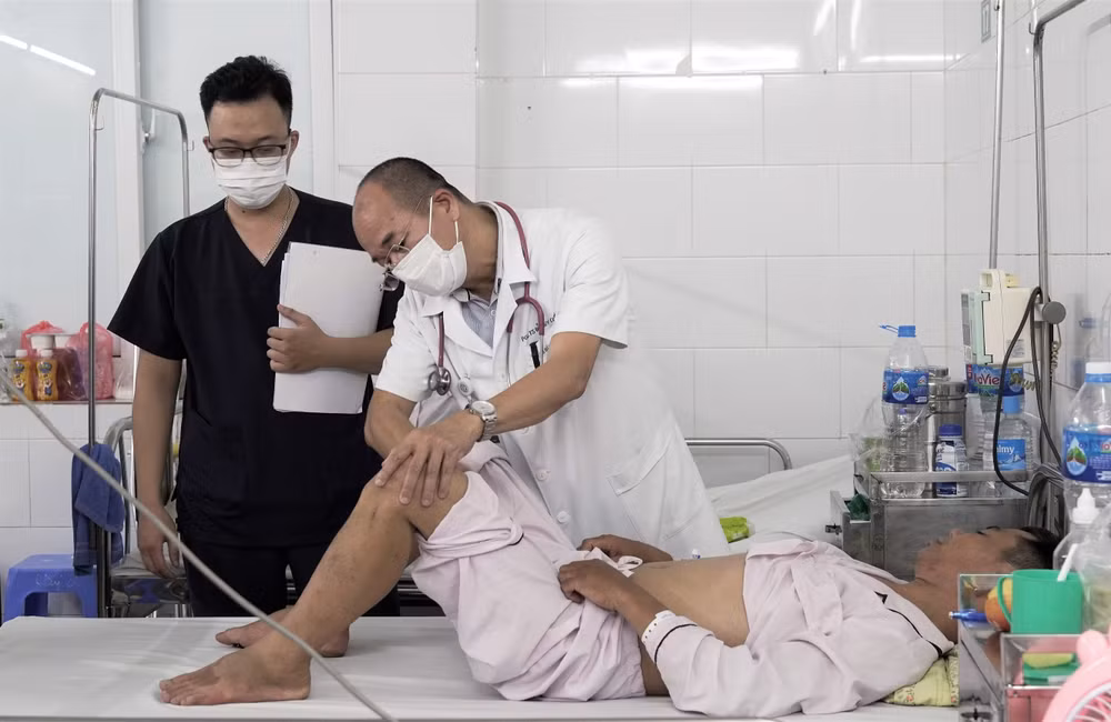 Anh Đ.V.B (43 tuổi, Mê Linh, Hà Nội) là 1 trong số 9 ca mắc sốt xuất huyết nặng đang điều trị tại Trung tâm Bệnh Nhiệt đới, Bệnh viện Bạch Mai đang được thăm khám.