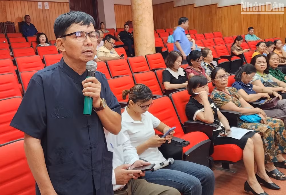 Ông Lương Văn Chựa, Trưởng ban Him Lam 2, phường Him Lam, thành phố Điện Biên Phủ phản ánh khó khăn của người dân khi thực hiện thủ tục chuyển đổi mục đích sử dụng đất.