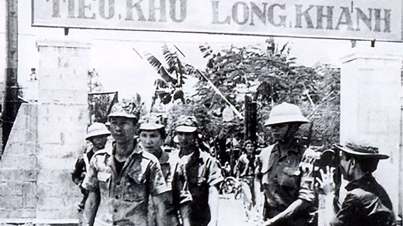 Tiếp quản Tiểu khu Long Khánh. (Ảnh: TTXVN)