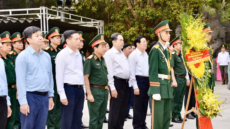 Chủ tịch Quốc hội Trần Thanh Mẫn cùng Đoàn công tác dâng hoa viếng các Anh hùng liệt sĩ tại Nghĩa trang Liệt sĩ quốc gia Trường Sơn. 