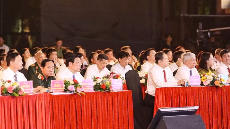 Các đại biểu tại điểm cầu Quảng Trị ở Khu Di tích quốc gia đặc biệt Đôi bờ Hiền Lương-Bến Hải