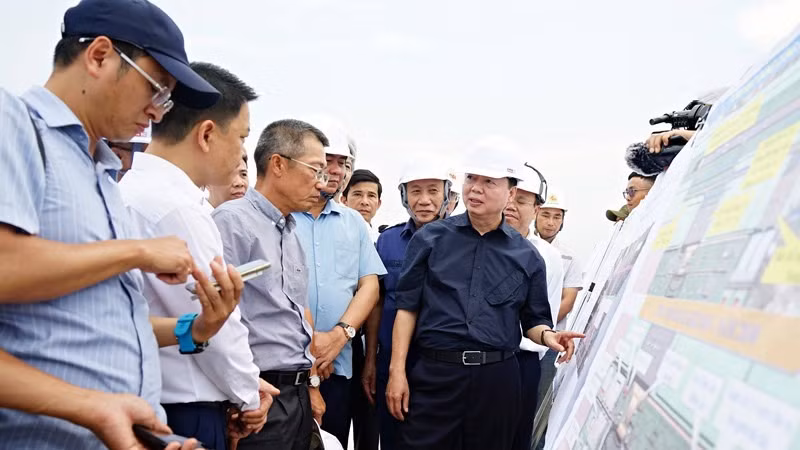 Phó Thủ tướng Chính phủ Trần Hồng Hà kiểm tra tiến độ xây dựng Cảng hàng không Quảng Trị.