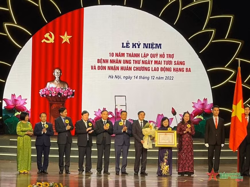 Thay mặt Đảng và Nhà nước, Phó chủ tịch nước Võ Thị Ánh Xuân trao Huân chương Lao động hạng Ba tặng Quỹ hỗ trợ bệnh nhân ung thư - Ngày mai tươi sáng (Bộ Y tế). Ảnh: Báo Quân đội Nhân dân Thay mặt Đảng và Nhà nước, Phó chủ tịch nước Võ Thị Ánh Xuân trao Huân chương Lao động hạng Ba tặng Quỹ hỗ trợ bệnh nhân ung thư - Ngày mai tươi sáng (Bộ Y tế). Ảnh: Báo Quân đội Nhân dân