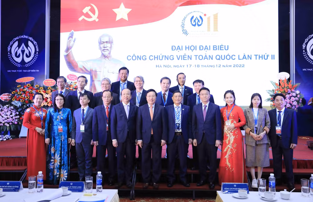 Phó Thủ tướng Thường trực Phạm Bình Minh cùng Ban thường vụ Hiệp hội nhiệm kỳ II. (Ảnh: TTXVN)