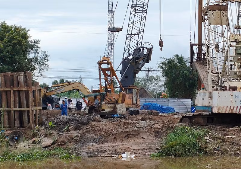 Một dự án giao thông trọng điểm tại thành phố Cao Lãnh, tỉnh Đồng Tháp đang tăng tốc xây dựng. (Ảnh: HỮU NGHĨA)