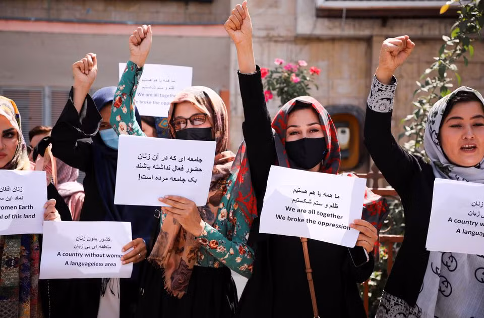 Những người bảo vệ quyền phụ nữ Afghanistan và các nhà hoạt động dân sự biểu tình kêu gọi Taliban bảo đảm giáo dục cho nữ giới trước Dinh Tổng thống ở Kabul, Afghanistan ngày 3/9/2021. Ảnh: REUTERS