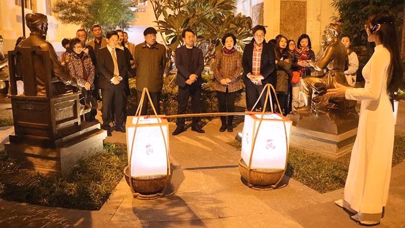 Tour du lịch văn học thu hút sự quan tâm của công chúng. Ảnh: Mai Lữ