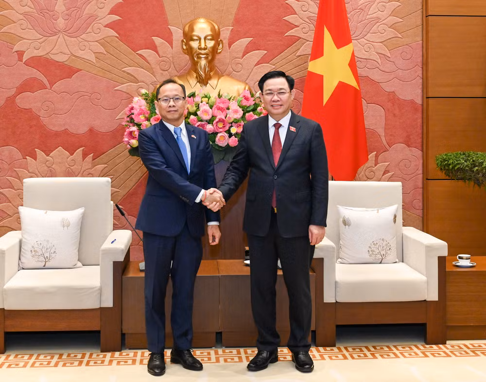 Chủ tịch Quốc hội Vương Đình Huệ tiếp Đại sứ Đặc mệnh toàn quyền Vương quốc Campuchia Chay Navuth. (Ảnh: Duy Linh)