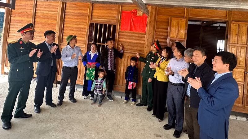Các đồng chí lãnh đạo tỉnh Điện Biên, Ủy ban nhân dân huyện Điện Biên và Bộ Chỉ huy quân sự tỉnh gắn biển hoàn thành, bàn giao nhà ở cho gia đình ông Tráng A Di ở điểm bản Huổi Ké.