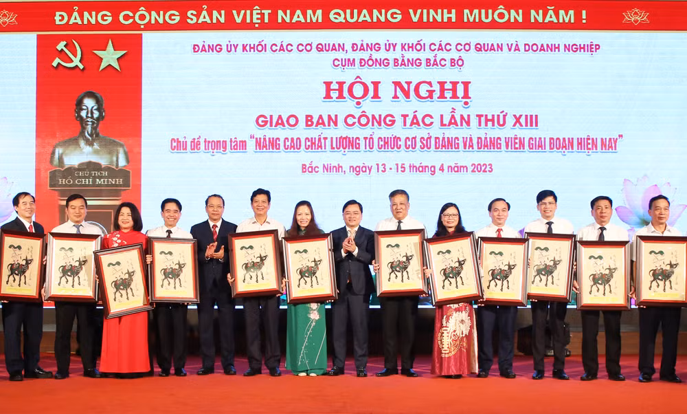 Lãnh đạo tỉnh Bắc Ninh tặng quà lưu niệm cho các đơn vị tham dự hội nghị.