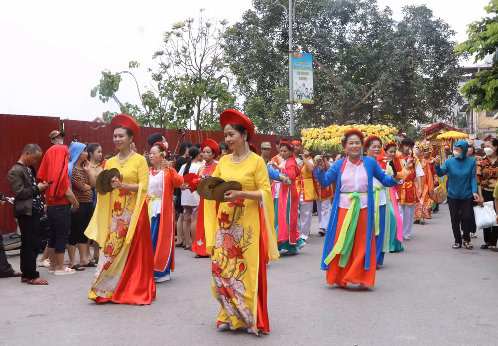Hàng nghìn người tham gia đoàn rước.
