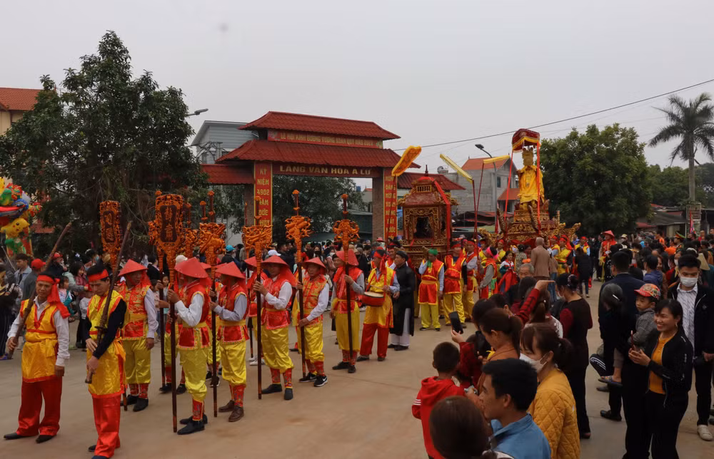Đoàn rước kiệu từ đền Kinh Dương Vương ra Lăng Kinh Dương Vương.