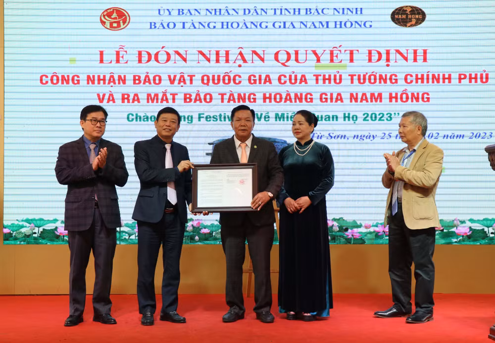 Lãnh đạo UBND tỉnh Bắc Ninh trao Quyết định công nhận Bảo vật quốc gia Thạp đồng văn hóa Đông Sơn của Thủ tướng Chính phủ cho đại diện Bảo tàng Hoàng gia Nam Hồng.
