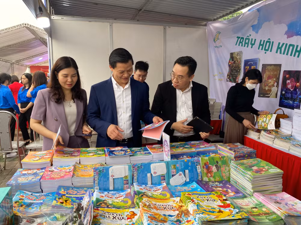 Các đại biểu tham quan gian hàng trưng bày sách.