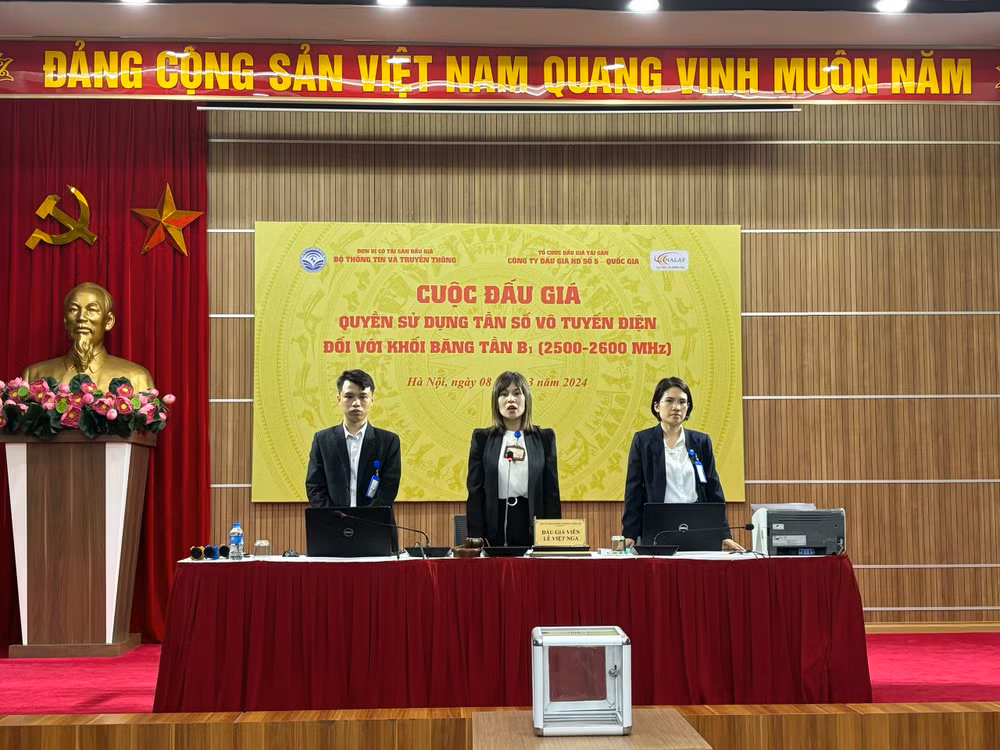 Đấu giá viên của Công ty đấu giá Hợp danh số 5 Quốc gia chuẩn bị cho phiên đấu giá. Ảnh: Mic.