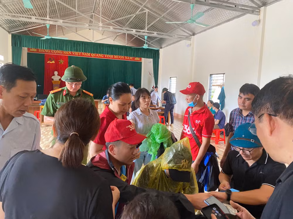 Tặng sim Viettel miễn phí cho người dân, các chiến sĩ, cán bộ phục vụ công tác cứu hộ, cứu nạn tại Làng Nủ, Bảo Yên, Lào Cai.