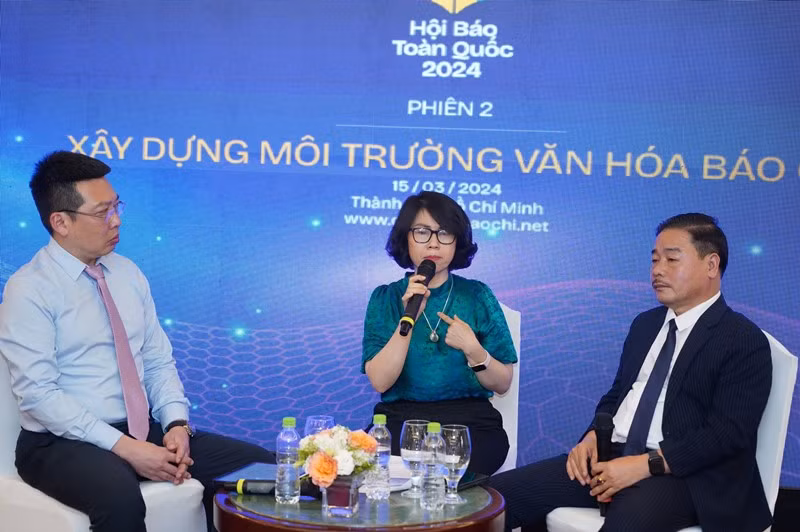 Nhà báo Phan Thanh Phong, Trưởng Ban Nhân Dân hằng tháng (ngồi giữa), Báo Nhân Dân và nhà báo Nguyễn Xuân Hải, Chủ tịch Hội Nhà báo tỉnh Hà Tĩnh (bên phải) trong phiên thảo luận. Nhà báo Phan Thanh Phong, Trưởng Ban Nhân Dân hằng tháng (ngồi giữa), Báo Nhân Dân và nhà báo Nguyễn Xuân Hải, Chủ tịch Hội Nhà báo tỉnh Hà Tĩnh (bên phải) trong phiên thảo luận.