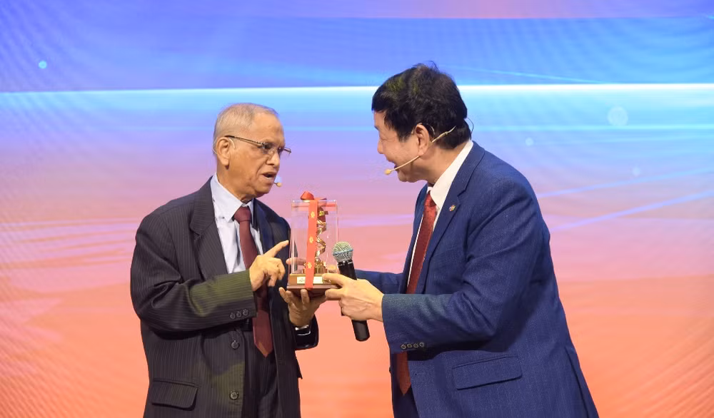 Ông Trương Gia Bình thay mặt FPT tặng quà cho ông Narayana Murthy.