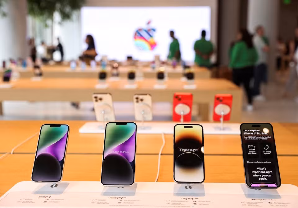 Những chiếc iPhone bên trong cửa hàng bán lẻ Apple đầu tiên tại Mumbai, Ấn Độ ngày 17/4/2023. Ảnh: Reuters.