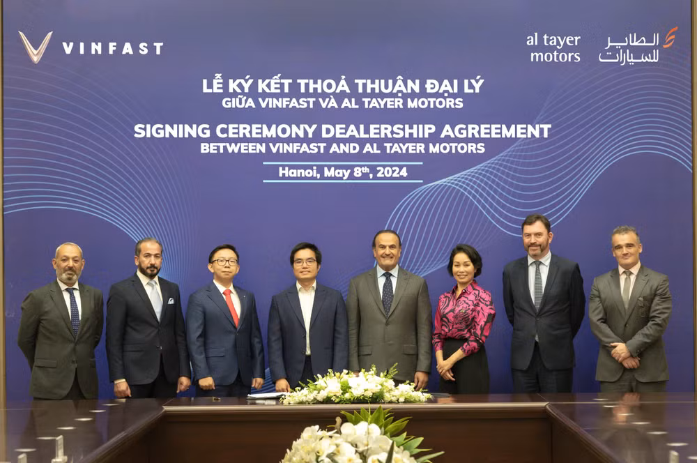 Ông Tạ Xuân Hiển, Tổng Giám đốc VinFast Trung Đông (đứng thứ 4 từ bên trái), và ông Saeed Al Tayer, Tổng Giám đốc Al Tayer Motors (đứng thứ 4 từ bên phải), cùng đại diện hai bên tại lễ ký kết.