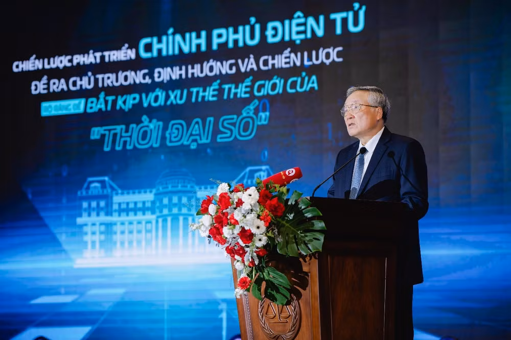 Chánh án Tòa án Nhân dân tối cao Nguyễn Hòa Bình chia sẻ kinh nghiệm trong Hội nghị giới thiệu mô hình chuyển đổi số thành công cấp bộ, ngành của ngành tòa án.