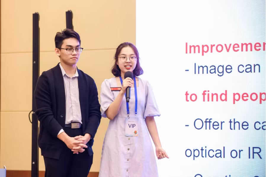 Sinh viên Phạm Quỳnh Trang và Cao Sỹ Dương thuyết trình về dự án SKYNET tại cuộc thi. Sinh viên Phạm Quỳnh Trang và Cao Sỹ Dương thuyết trình về dự án SKYNET tại cuộc thi.