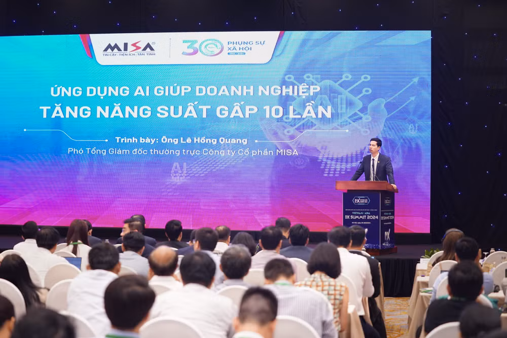 ông Lê Hồng Quang, Phó Tổng Giám đốc thường trực MISA trình bày tham luận tại Vietnam - ASIA DX Summit 2024.