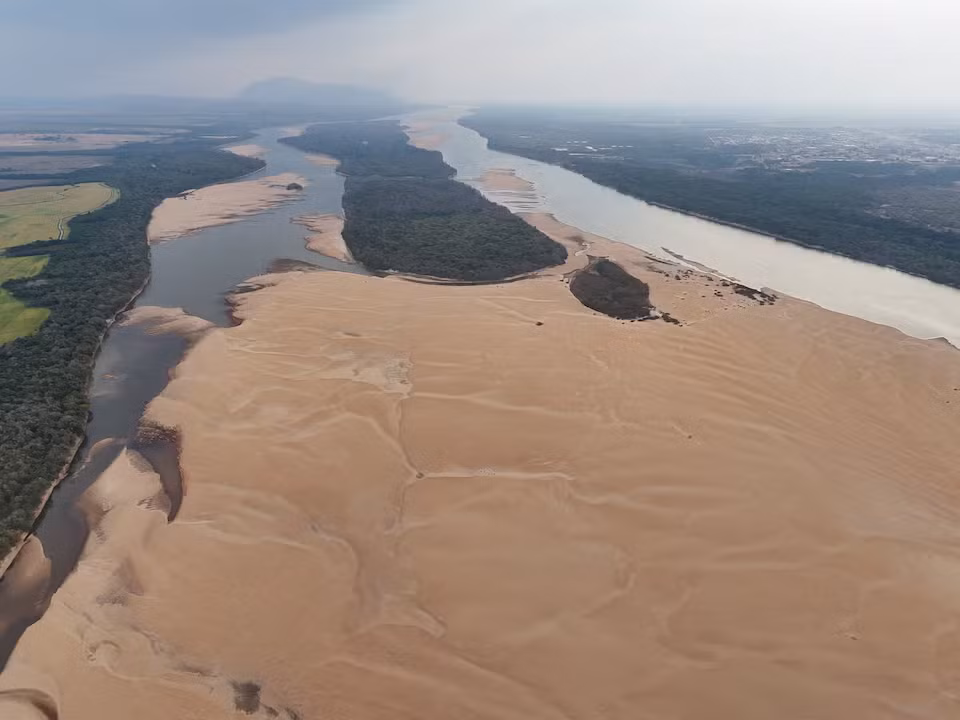 Ảnh chụp ngày 1/3/2024 từ máy bay không người lái cho thấy sông Rio Branco ở Boa Vista, bang Roraima, Brazil bị ảnh hưởng bởi hạn hán. (Nguồn: Reuters) Ảnh chụp ngày 1/3/2024 từ máy bay không người lái cho thấy sông Rio Branco ở Boa Vista, bang Roraima, Brazil bị ảnh hưởng bởi hạn hán. (Nguồn: Reuters)