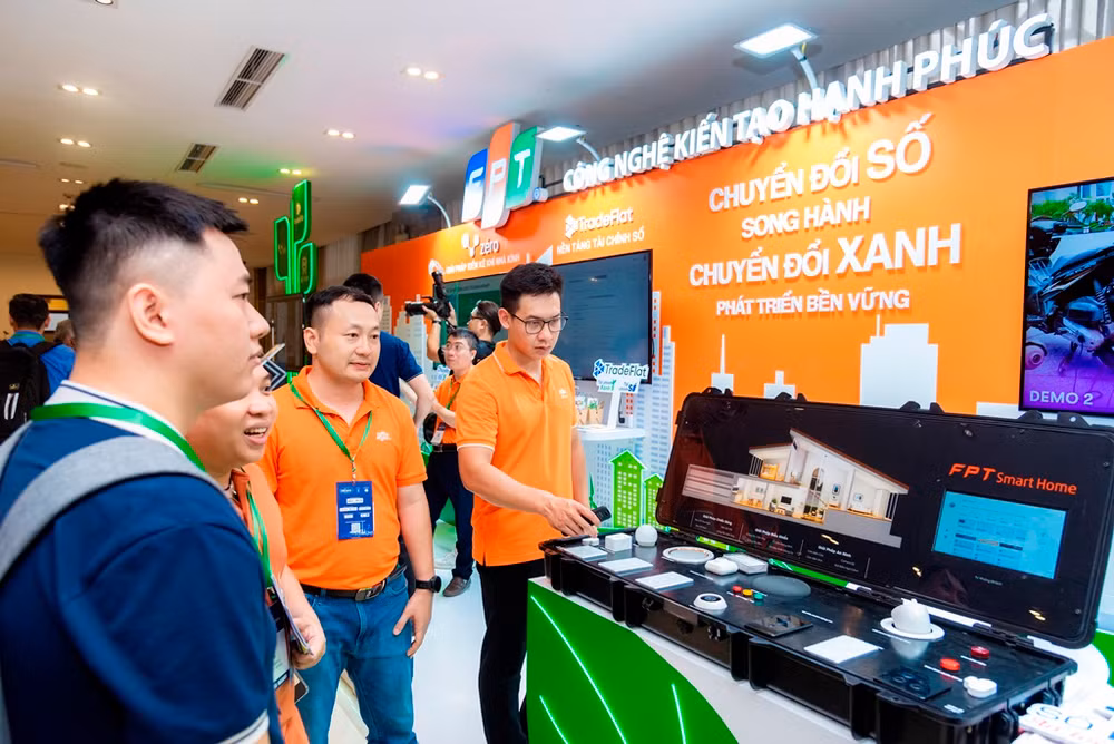 Khách hàng tham quan hệ sinh Công nghệ kiến tạo hạnh phúc FPT tại Vietnam - ASIA DX Summit 2024.
