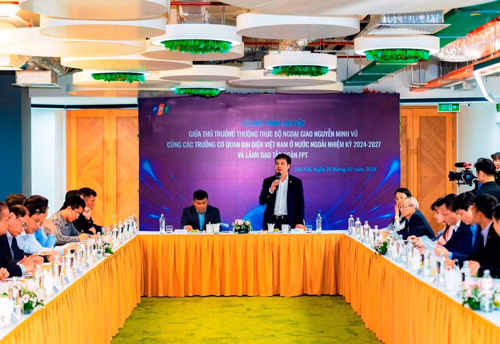 Đoàn Trưởng cơ quan đại diện Việt Nam ở nước ngoài nhiệm kỳ 2024-2027 thăm và làm việc tại Tập đoàn FPT.