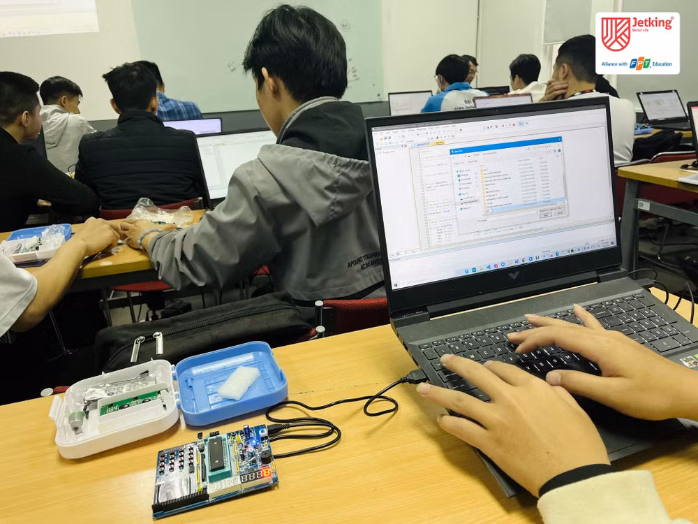 Đào tạo ngành Thiết kế vi mạch bán dẫn tại Trường ĐH FPT. Đào tạo ngành Thiết kế vi mạch bán dẫn tại Trường ĐH FPT.