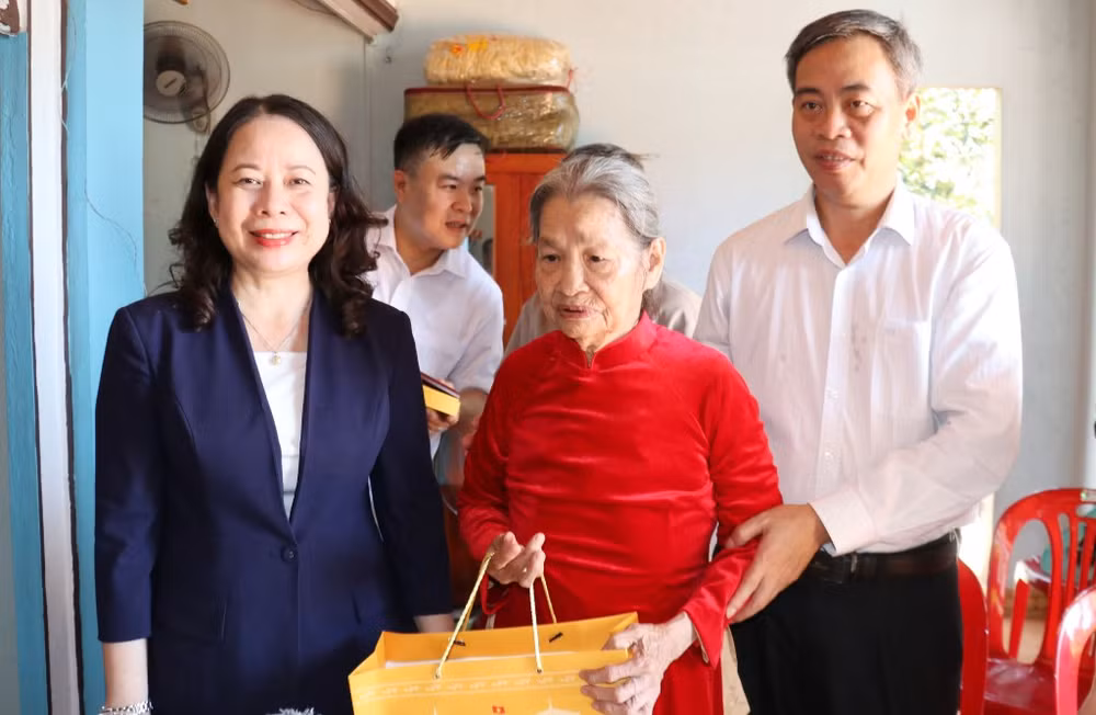 Phó Chủ tịch nước Võ Thị Ánh Xuân thăm, tặng quà Mẹ Việt Nam Anh hùng Lê Thị Mót, sinh năm 1922, có chống và con là liệt sĩ.