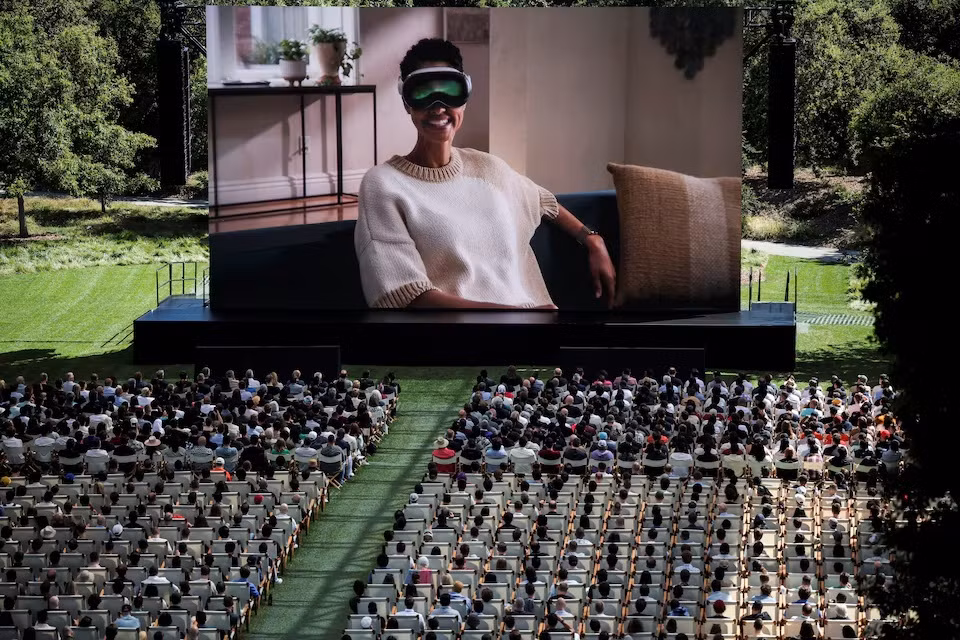 Người dân tham dự sự kiện WWDC 2024 tại trụ sở chính của Apple ở Cupertino, California, Mỹ, ngày 11/6 theo giờ Việt Nam. Ảnh: Reuters.