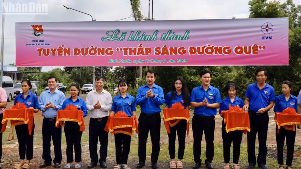 Hoạt động cắt băng khánh thành tuyến đường "thắp sáng đường quê của Chiến dịch tình nguyện “Kỳ nghỉ hồng”. Hoạt động cắt băng khánh thành tuyến đường "thắp sáng đường quê của Chiến dịch tình nguyện “Kỳ nghỉ hồng”.