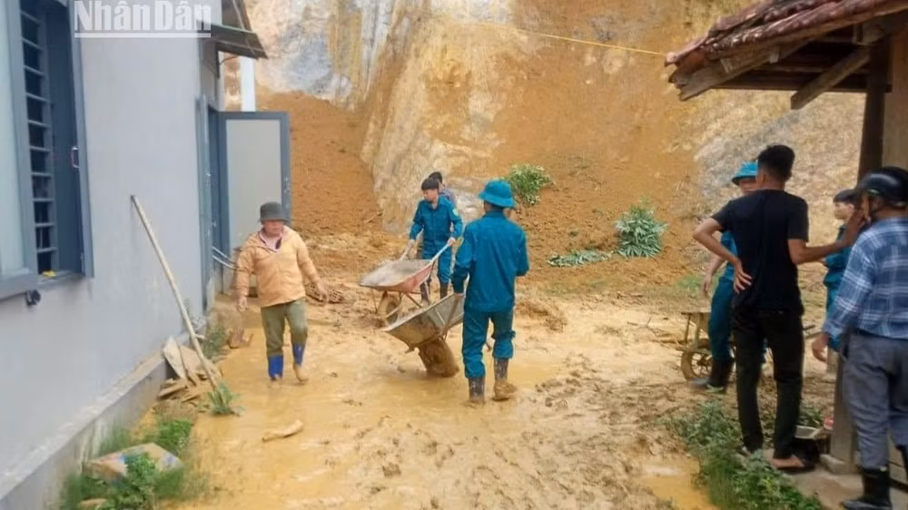 Các lực lượng giúp hộ ông Chu Văn Long khắc phục hậu quả thiên tai.