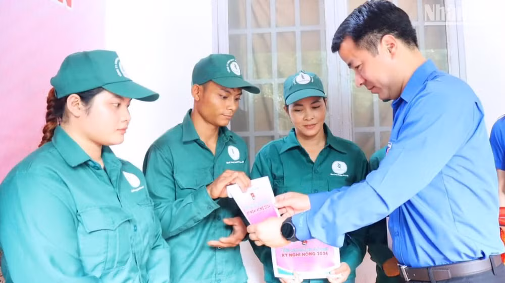 Trao tặng tặng quà cho thanh niên công nhân đang làm việc tại Nông trường cao-su Lợi Hưng. Trao tặng tặng quà cho thanh niên công nhân đang làm việc tại Nông trường cao-su Lợi Hưng.