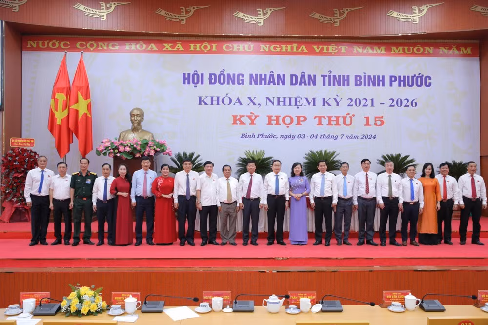Chủ tịch Quốc Hội Trần Thanh Mẫn chụp ảnh cùng lãnh đạo tỉnh Bình Phước tại phiên mạc kỳ họp thứ 15, Hội đồng nhân dân tỉnh Bình Phước khóa 10, nhiệm kỳ 2021-2026.