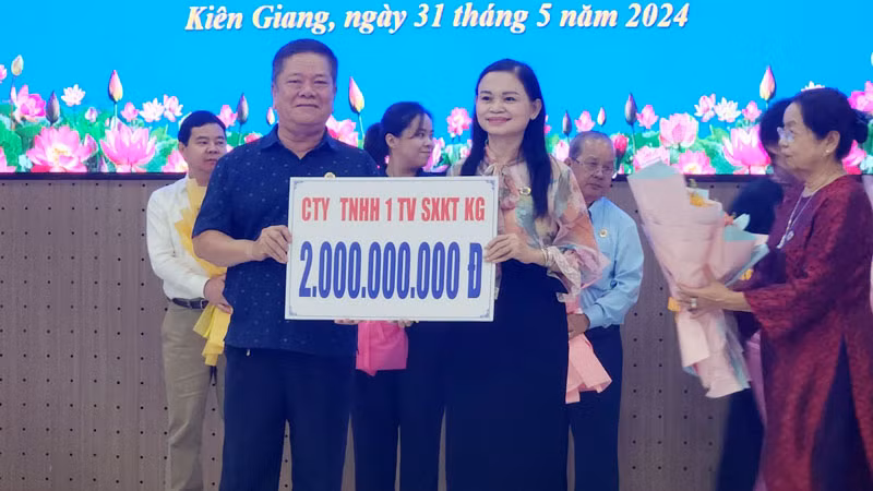 Chủ tịch Hội Bảo trợ bệnh nhân nghèo tỉnh Kiên Giang Trương Thắng Trận nhận bảng tượng do các tổ chức tài trợ thực hiện các chương trình an sinh xã hội.