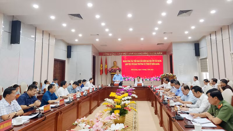 Quang cảnh buổi làm việc. Quang cảnh buổi làm việc.