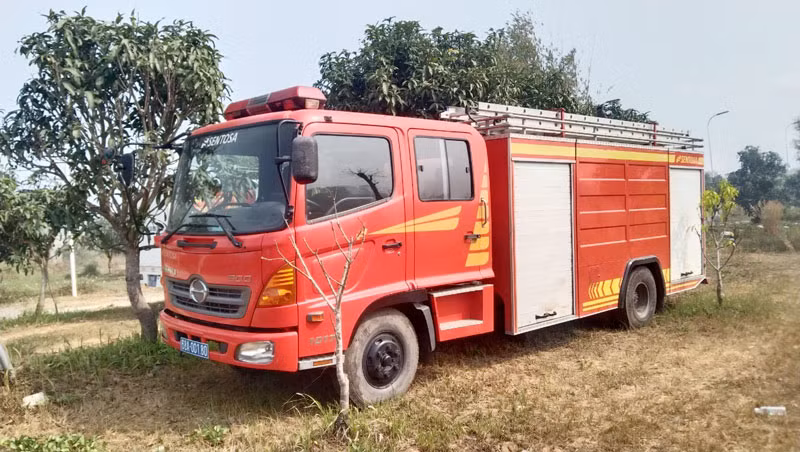 Phương tiện tham gia chữa cháy tại một bãi rác ở thành phố Phú Quốc.