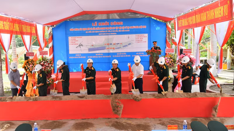 Các đại biểu thực hiện nghi thức khởi công xây dựng mới và sửa chữa doanh trại Đội Quy tập mộ liệt sĩ tại Campuchia. 