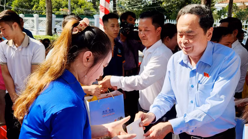 Đồng chí Trần Thanh Mẫn tặng quà cho công nhân, người lao động tại khu cảng cá Tắc Cậu.