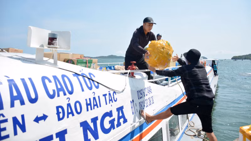 Hàng hóa vận chuyển từ đất liền ra xã đảo Tiên Hải.