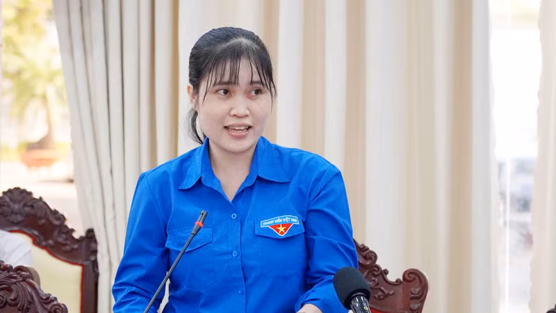 Đại diện đoàn viên phát biểu các đề xuất tại buổi đối thoại với Chủ tịch Ủy ban nhân dân tỉnh Kiên Giang.