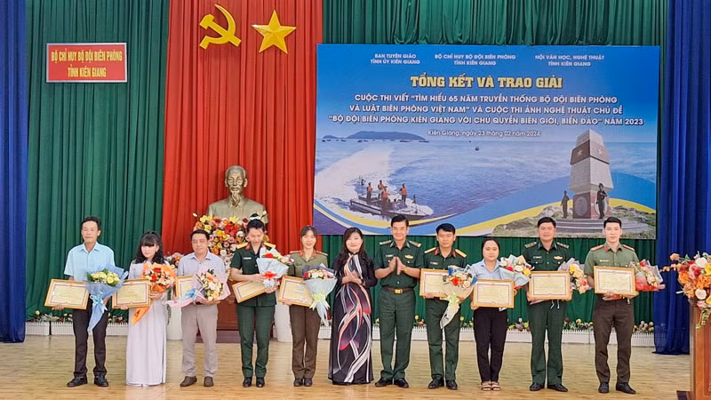 Ban tổ chức trao thưởng cho các tác giả đạt giải tại Cuộc thi viết “Tìm hiểu 65 năm truyền thống Bộ đội Biên phòng và Luật Biên phòng Việt Nam” năm 2023.
