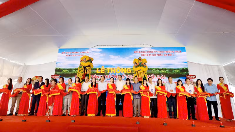 Đại biểu thực hiện nghi thức thông xe công trình Đường 3 Tháng 2 nối dài. 