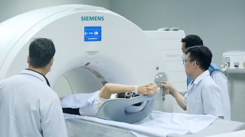 Các bác sĩ thực hiện kỹ thuật PET-CT cho bệnh nhân.